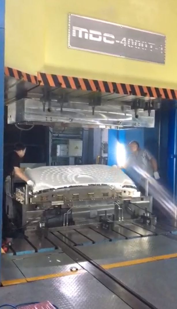 SMC 模具與碳纖維模具:制造領域的優劣勢比較